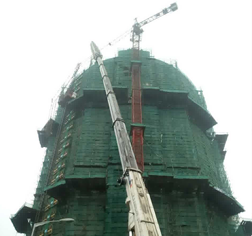 巴中吊车在工地上作业